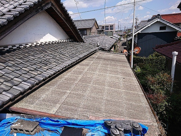 広い下屋根の全景